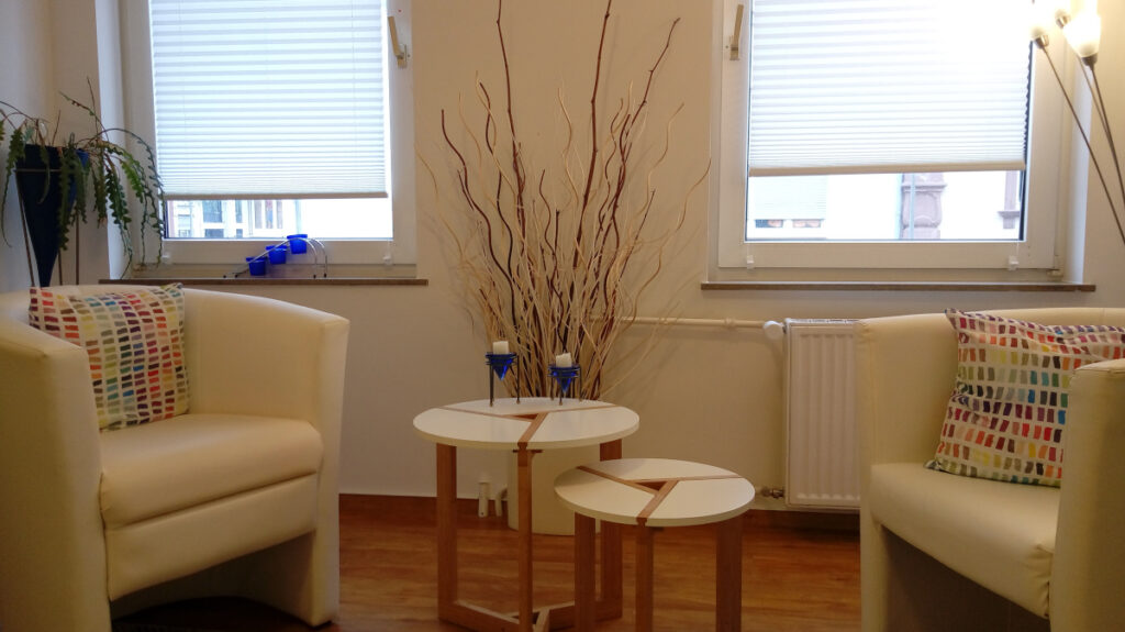 Praxisraum mit zwei Sesseln