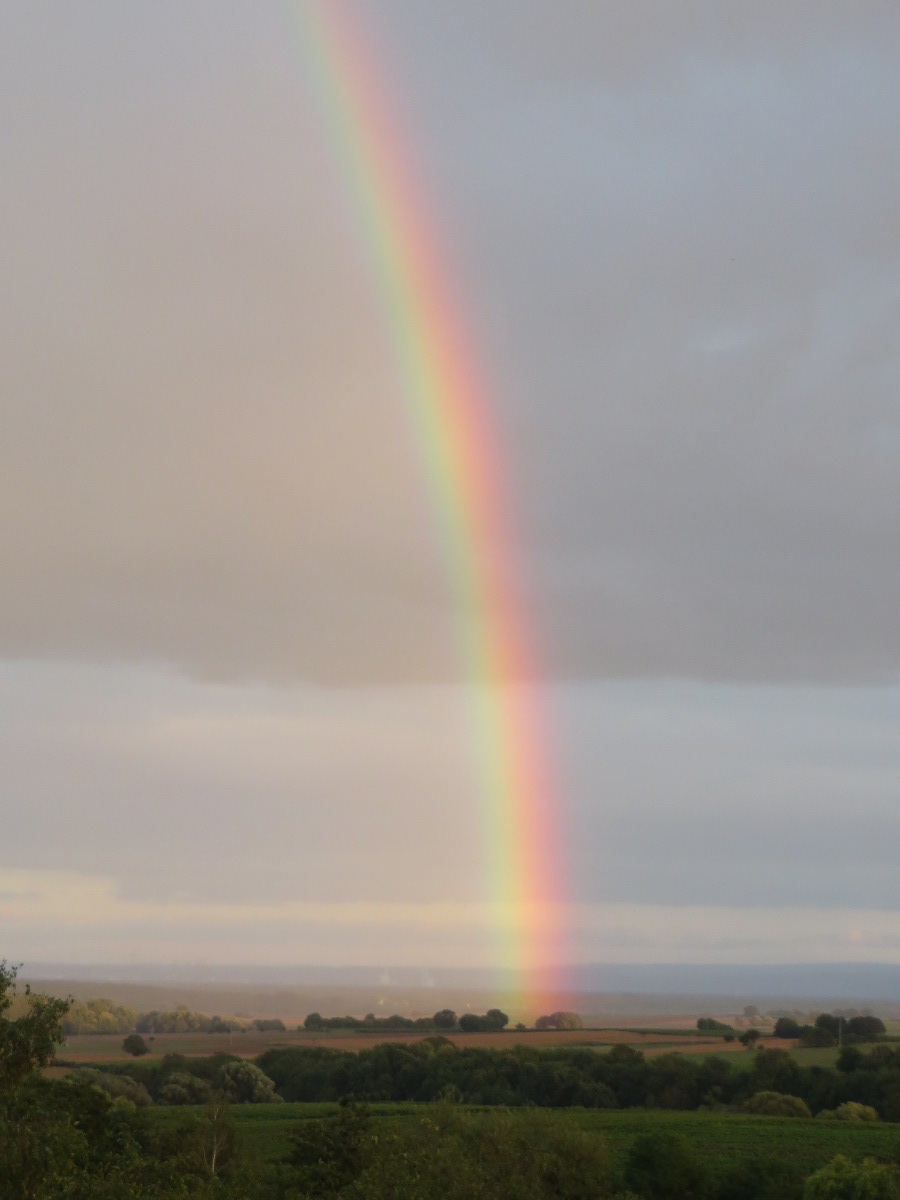Regenbogen über Landschaft als Symbol für Hoffnung